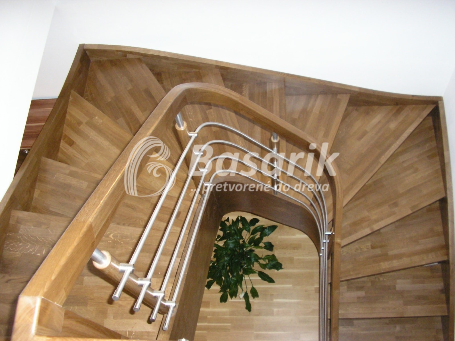 masívne dubové schody / nerezové zábradlie