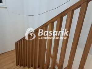 Dubové schody a lamelová stena