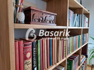 pevné police, jednoduchý dizajn