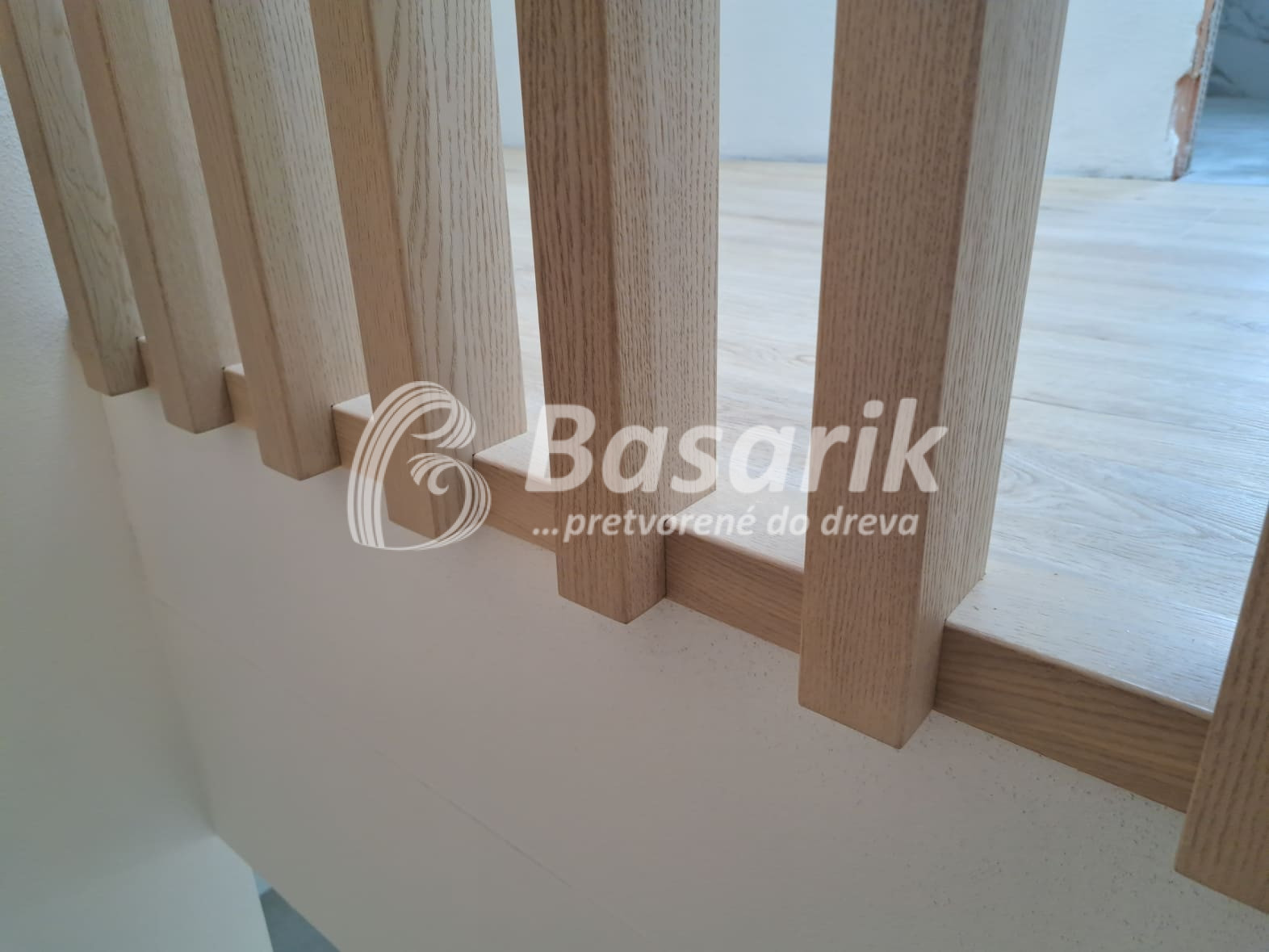 Schody - lamelové zábradlie - detail DUB natur