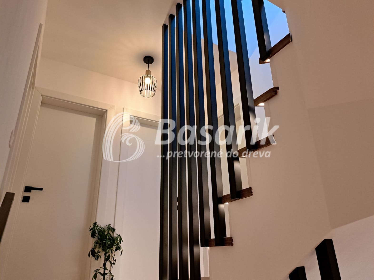 Moderné čierne lamelové zábradlie - Bratislava