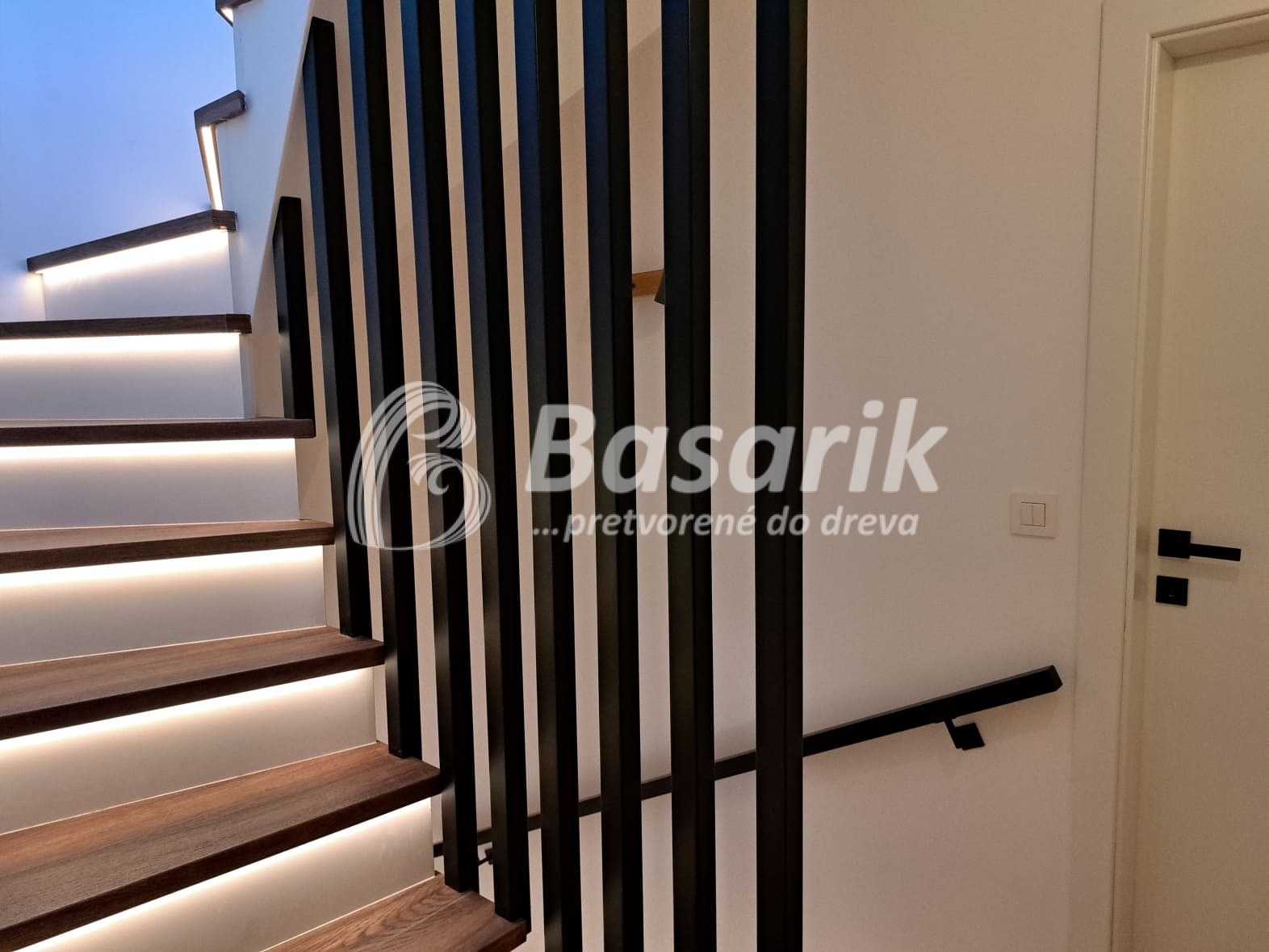 Čierne lamelové zábradlie f.2