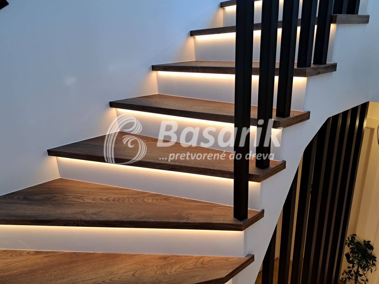 Čierne lamelové zábradlie