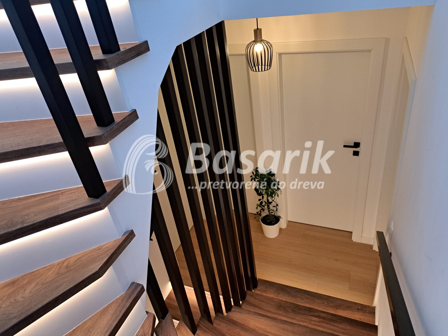 Moderne čierne lamelové zábradlie - Bratislava