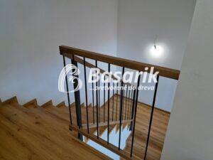 Interiérové zábradlie kovové zvislé tyčky