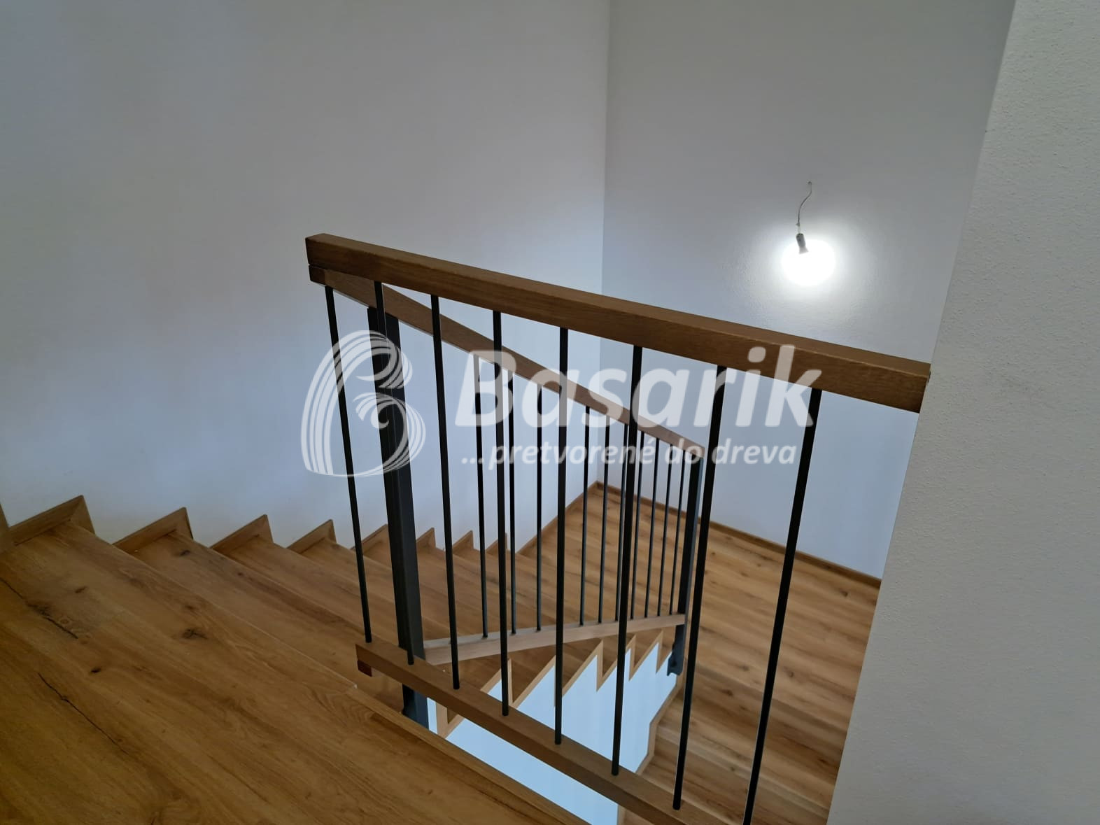 Interiérové zábradlie kovové zvislé tyčky