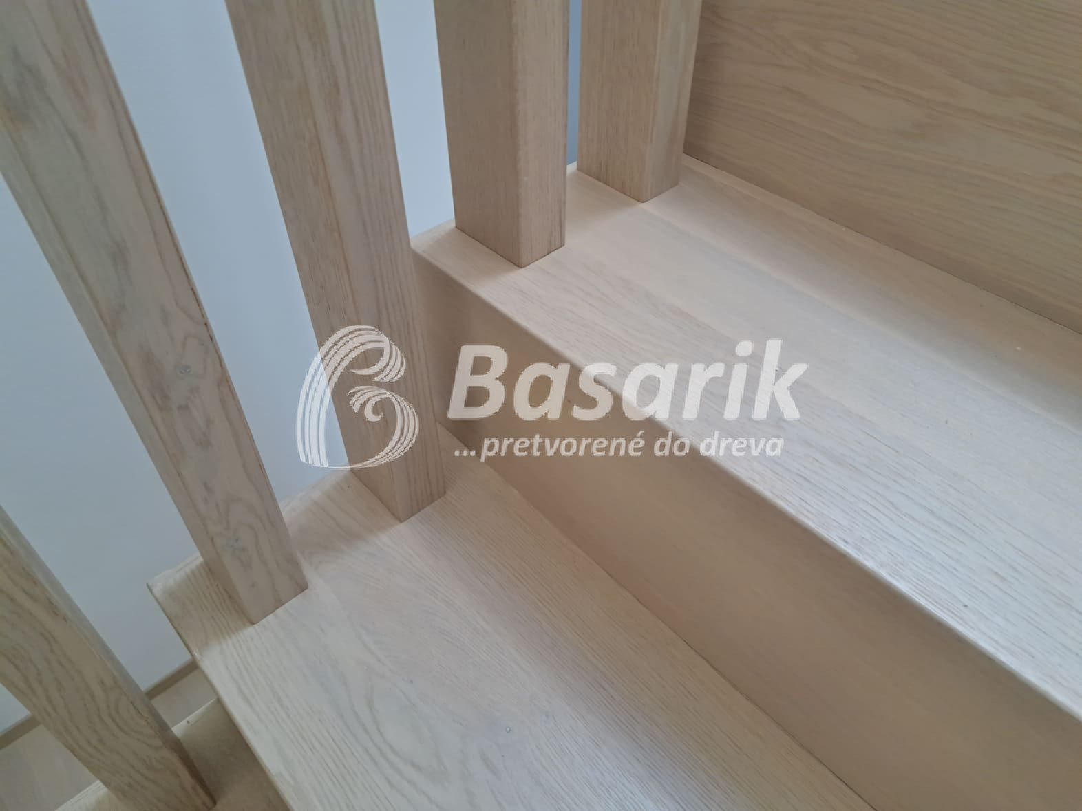 Schody - lamelové zábradlie - DUB natur