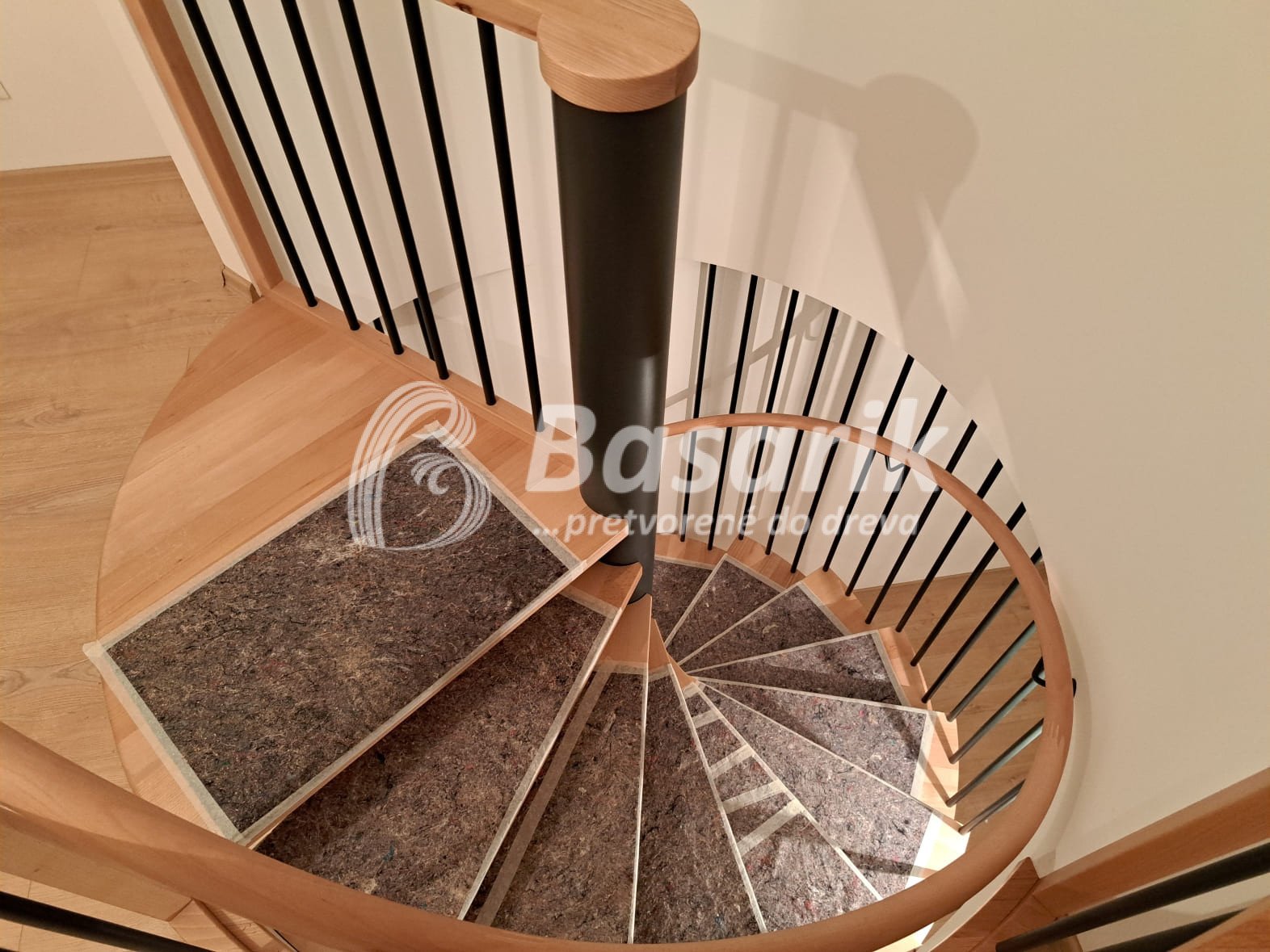 Kovové špirálové schody