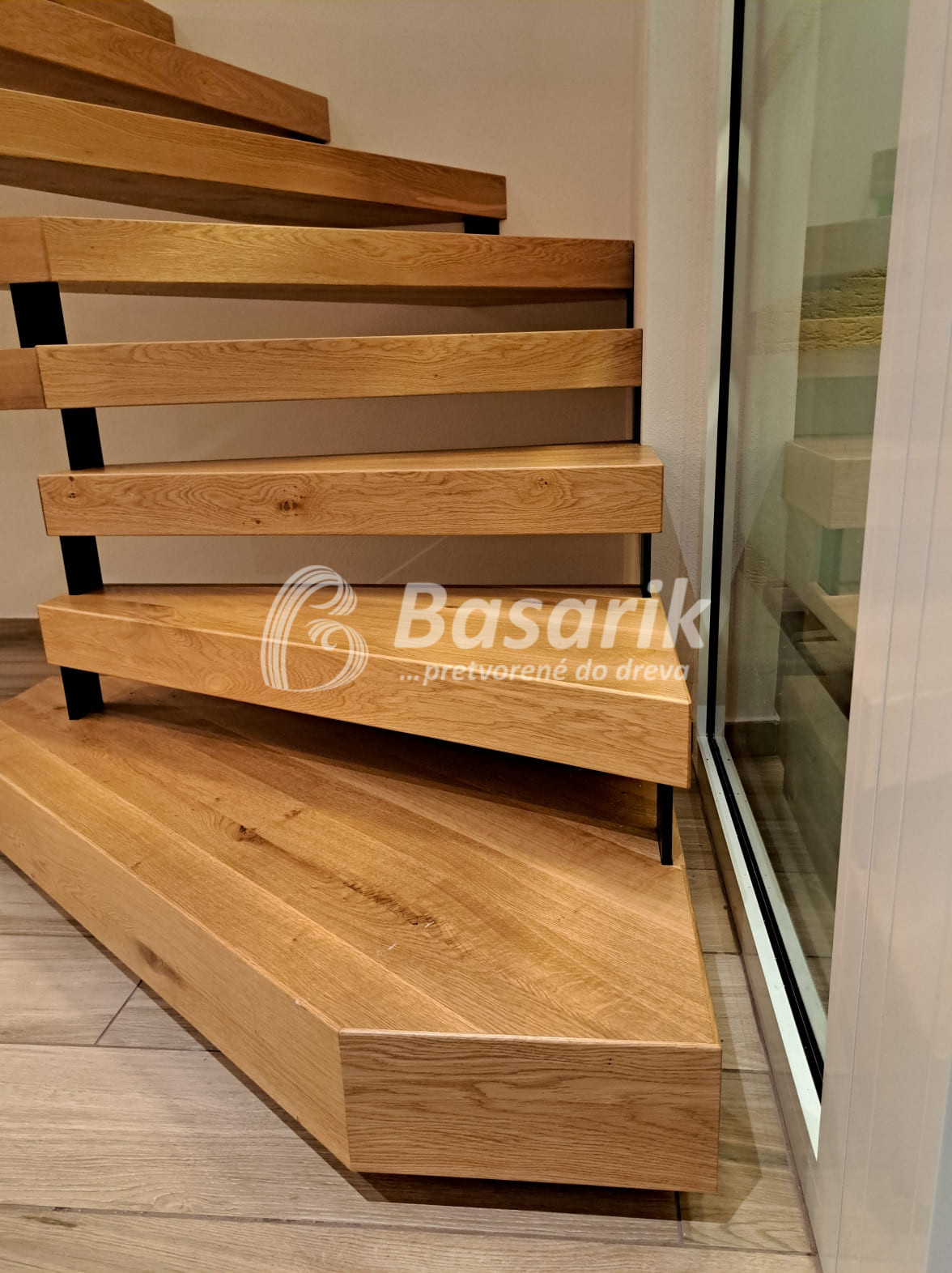 Masívne stupnice pôsobia robustne a prirodzene