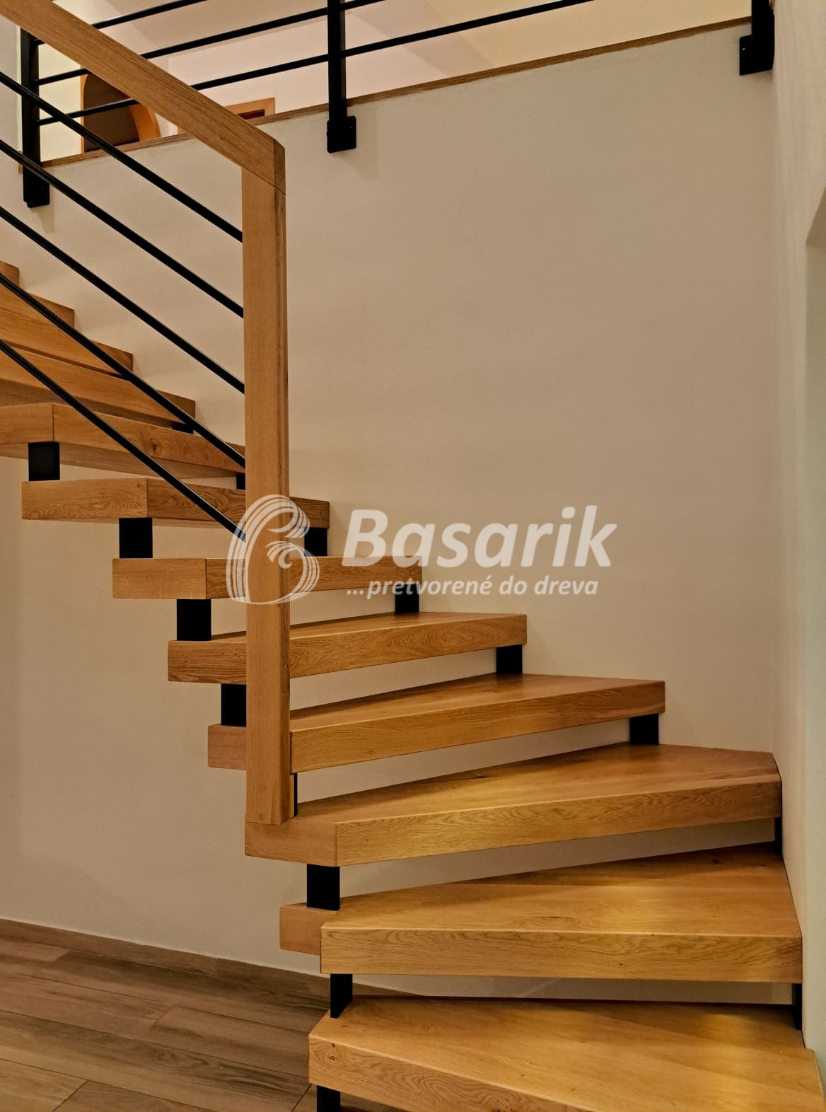 Skrytá čierna kovová konštrukcia zabezpečuje stabilitu