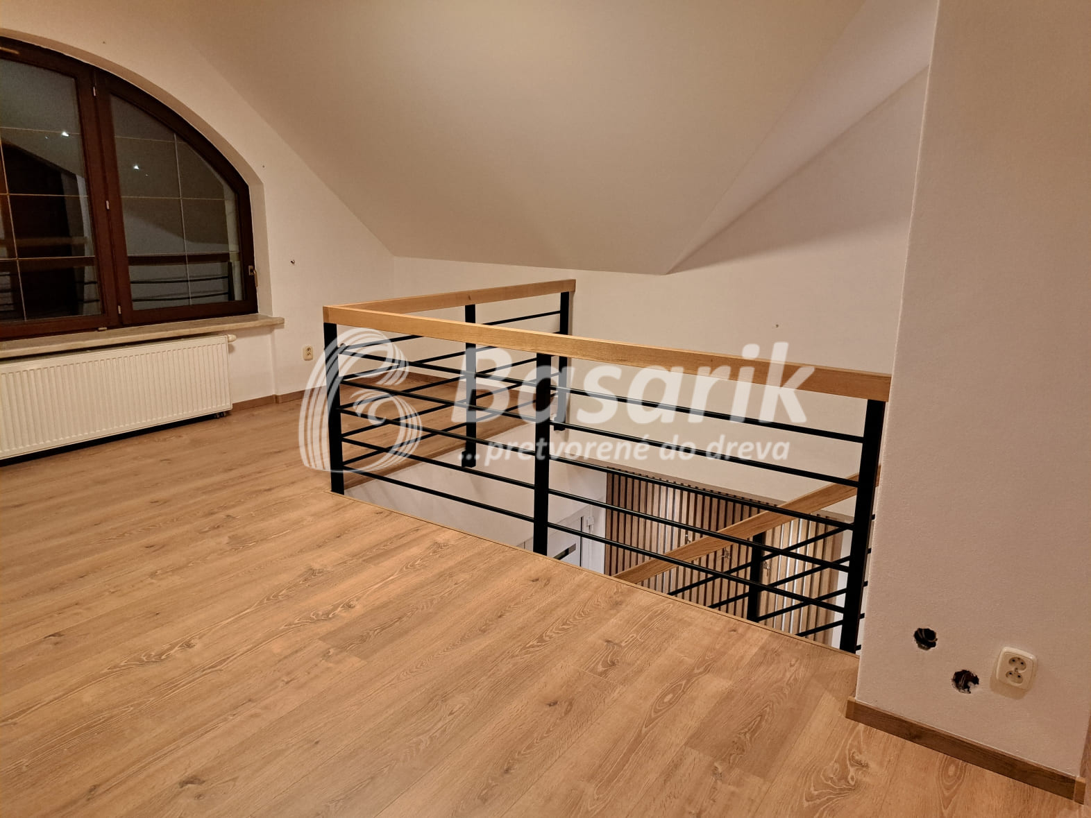 čierne kovové zábradlie - Topoľčany