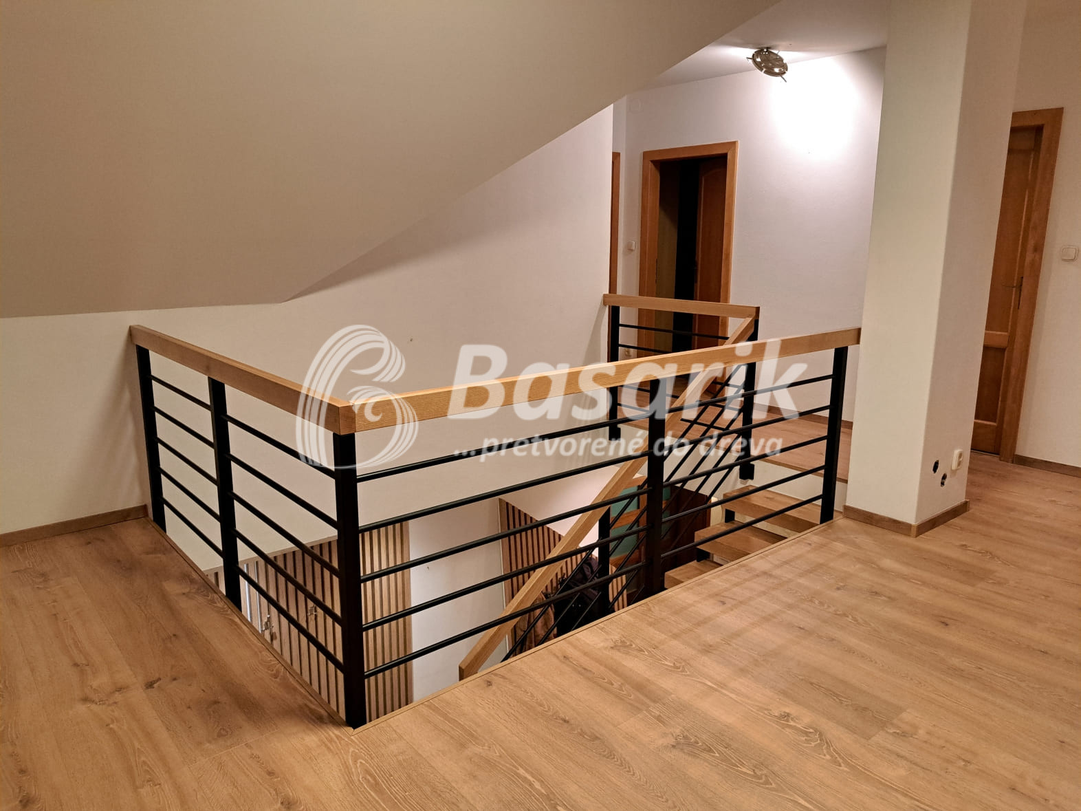 čierne kovové zábradlie