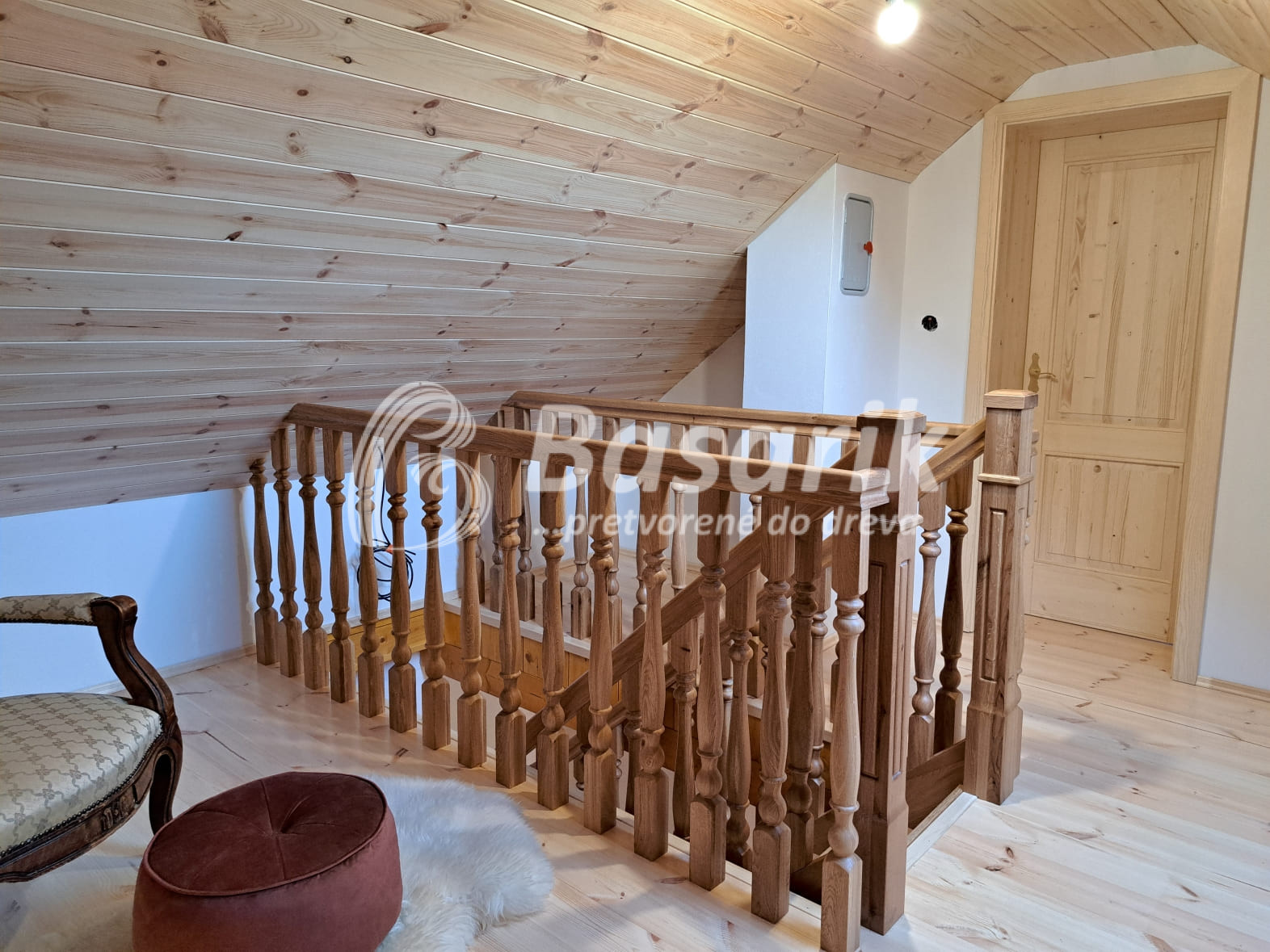 Schody do podkrovia zábradlie na chalupe-f.2