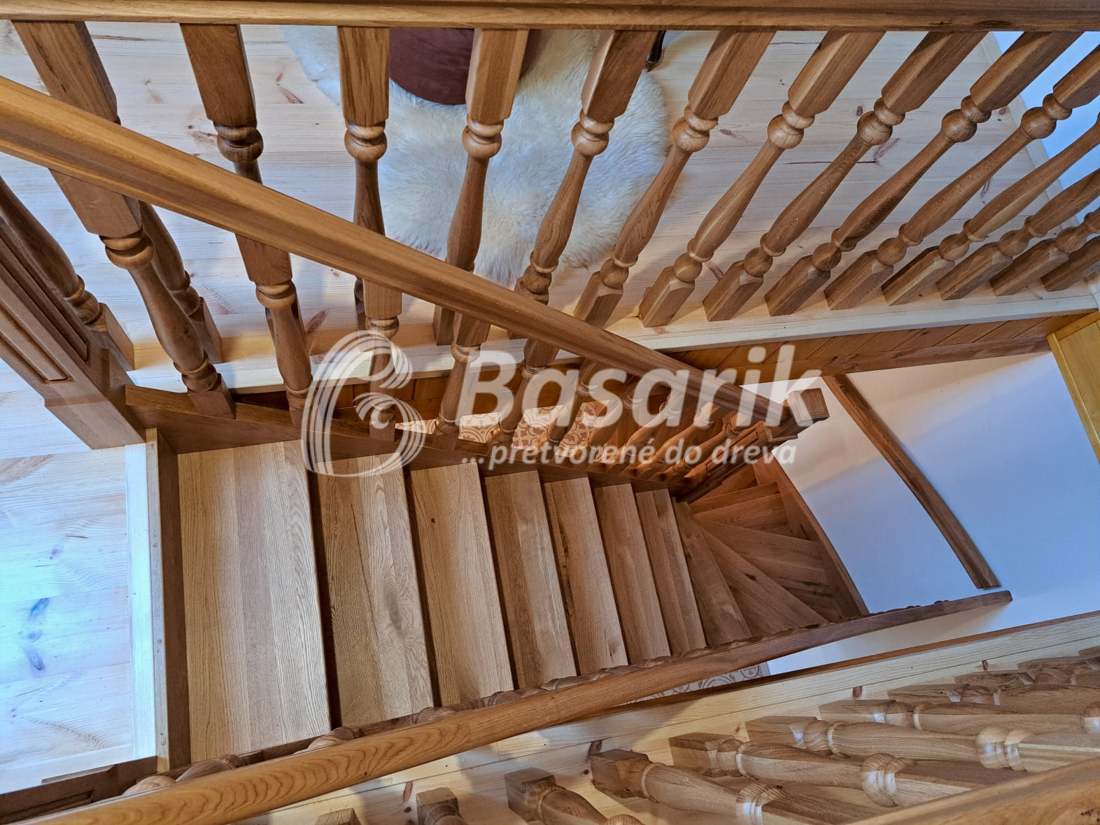 Schody do podkrovia zábradlie na chalupe-f.3