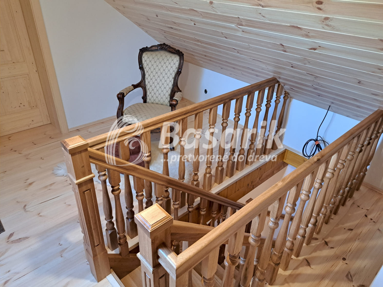 Schody do podkrovia zábradlie na chalupe