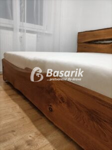 dizajnová posteľ z masívu
