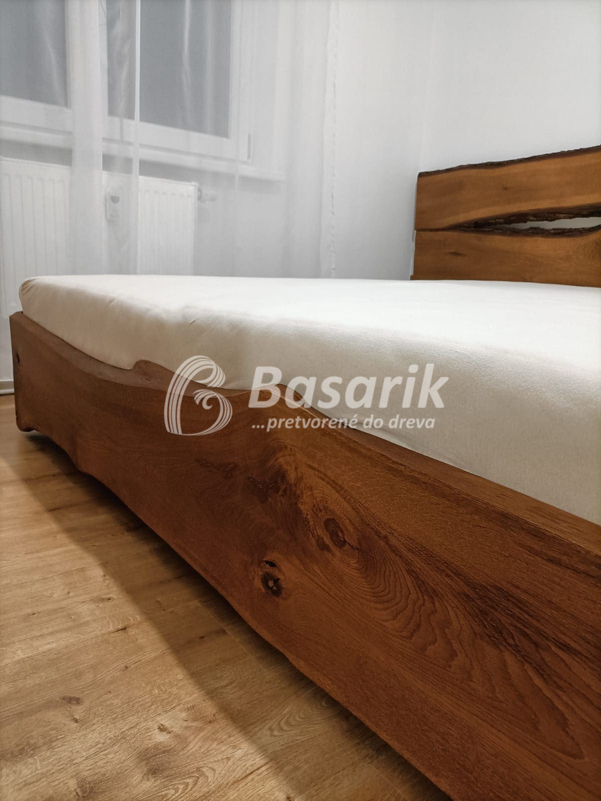 dizajnová posteľ z masívu